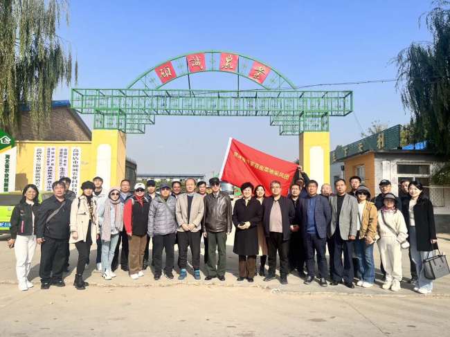 京津冀作家走进河北百亩蔬菜基地 以文字映照食品销售新图景