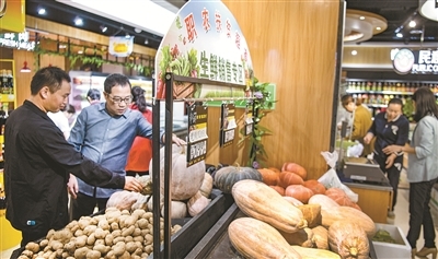 巴山小城的“扶贫超市” 食品销售的温暖与创新